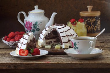Pie of Pancho with pineapple slices, tea and a fresh strawberry