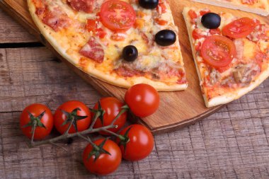 Parça pizza ve pizza bir salam, jambon ve domates 