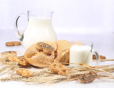 Süt şeffaf bir sürahi ve buğday unu bir evin rulo