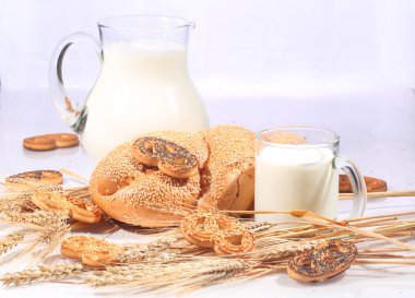 Süt şeffaf bir sürahi ve buğday unu bir evin rulo