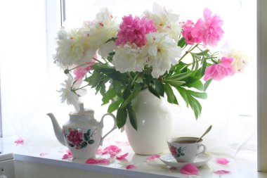 Çay ve bir beyaz pencere s peonies bir buket ile natürmort