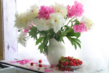 Çilek gerdanlı bir vazo ve peonies bir beyaz buket