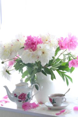 Çay ve bir beyaz pencere s peonies bir buket ile natürmort