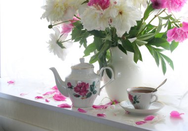 Çay ve bir beyaz pencere s peonies bir buket ile natürmort