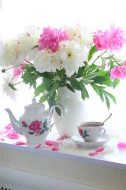 Çay ve bir beyaz pencere s peonies bir buket ile natürmort