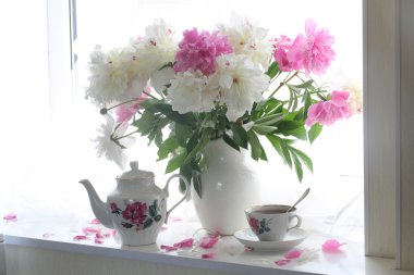 Çay ve bir beyaz pencere s peonies bir buket ile natürmort