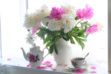 Çay ve bir beyaz pencere s peonies bir buket ile natürmort