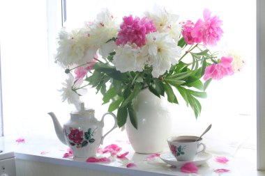 Çay ve bir beyaz pencere s peonies bir buket ile natürmort