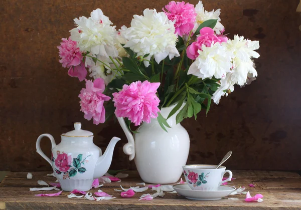 Thee en pioenrozen, bouquet van pioenrozen en geurige thee in beautifu — Stockfoto
