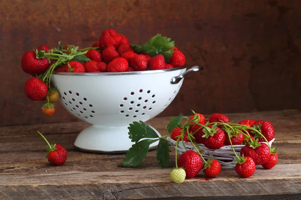 Erdbeere, reife frische rote Erdbeere in einer Schüssel auf einem Holztisch — Stockfoto