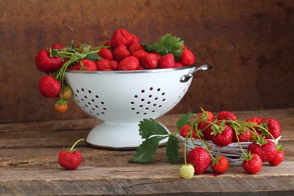 Fresa, fresa roja fresca madura en un tazón sobre una mesa de madera — Foto de Stock
