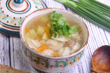 Çay ile bir pasta çikolata bisküvi üzerinden gönderilmiş