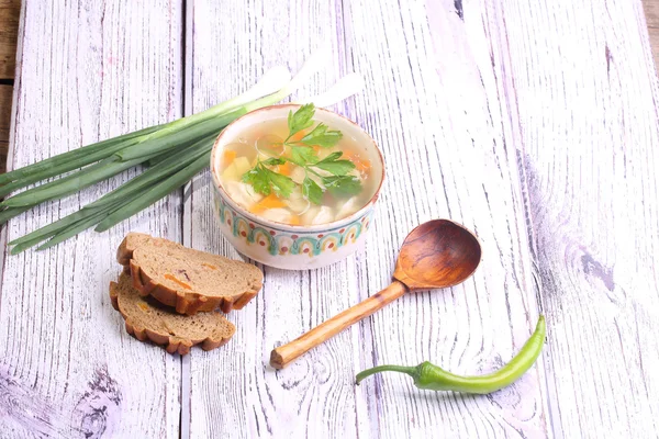 Çay ile bir pasta çikolata bisküvi üzerinden gönderilmiş — Stok fotoğraf