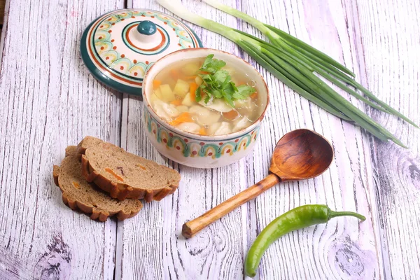 Çay ile bir pasta çikolata bisküvi üzerinden gönderilmiş — Stok fotoğraf