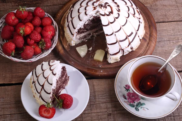 Kuchen aus "Pancho", frischen Erdbeeren und Tee — Stockfoto