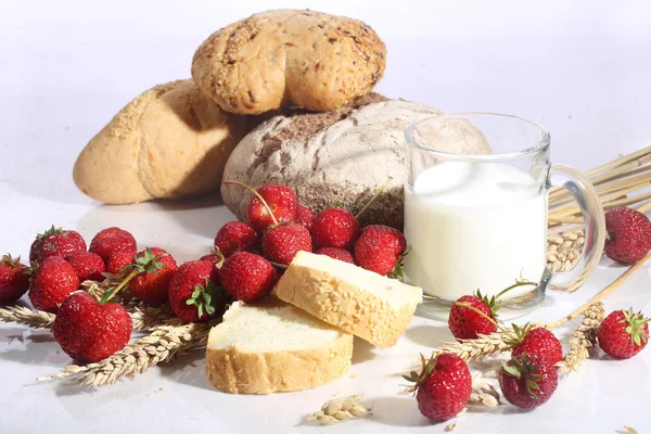 Pie of "Pancho", fresh strawberry and tea — Stock Photo, Image