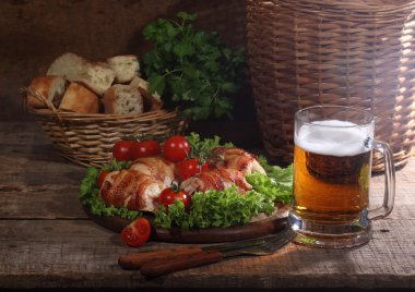 Pastırma ile taze salata yaprakları üzerinde gönderilmiş tavuk Tokmaklar