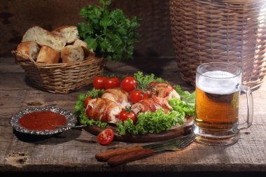 Pastırma ile taze salata yaprakları üzerinde gönderilmiş tavuk Tokmaklar
