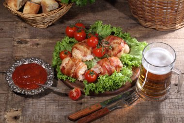 Pastırma ile taze salata yaprakları üzerinde gönderilmiş tavuk Tokmaklar