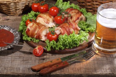 Pastırma ile taze salata yaprakları üzerinde gönderilmiş tavuk Tokmaklar