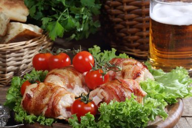 Pastırma ile taze salata yaprakları üzerinde gönderilmiş tavuk Tokmaklar