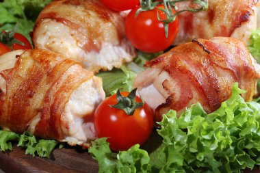 Pastırma ile taze salata yaprakları üzerinde gönderilmiş tavuk Tokmaklar