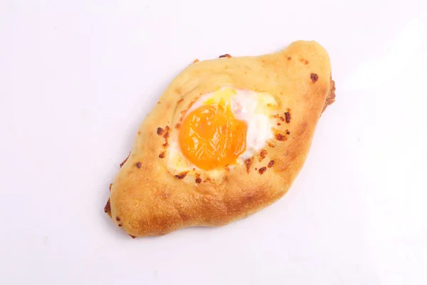 Yumurta beyaz bir arka plan ile açık pasta — Stok fotoğraf