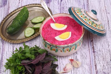 Pancar çorbası - soğuk çorba pancar ve gre ile gönderilmiş yumurta ile