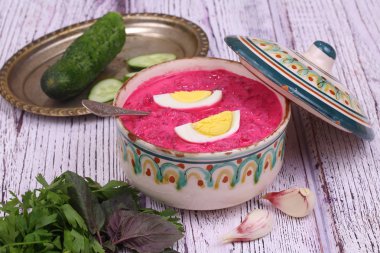 Pancar çorbası - soğuk çorba pancar ve gre ile gönderilmiş yumurta ile