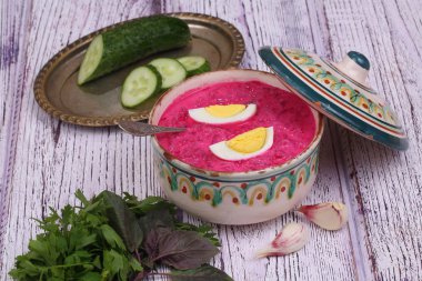 Pancar çorbası - soğuk çorba pancar ve gre ile gönderilmiş yumurta ile