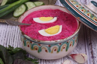 Pancar çorbası - soğuk çorba bir pancar ve yumurta ile eşit gönderilmiş