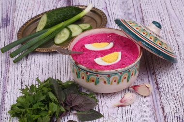 Pancar çorbası - soğuk çorba bir pancar ve yumurta ile eşit gönderilmiş