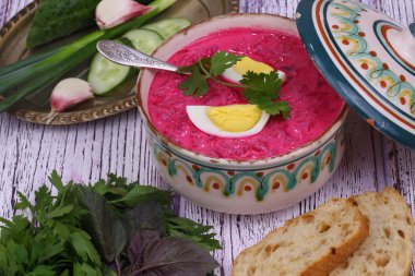 Pancar çorbası - soğuk çorba bir pancar ve yumurta bir sou için gönderilmiş