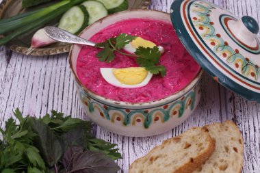 Pancar çorbası - soğuk çorba bir pancar ve yumurta ile eşit gönderilmiş