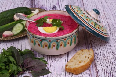 Pancar çorbası - soğuk çorba bir pancar ve yumurta bir sou için gönderilmiş