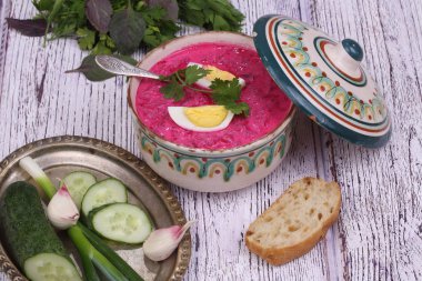 Pancar çorbası - soğuk çorba bir pancar ve yumurta bir sou için gönderilmiş