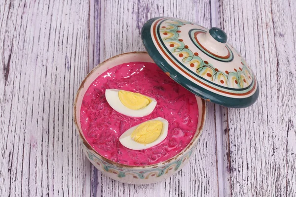 Beetroot soup - cold soup with a beet and egg submitted to a sou — Stock Photo, Image