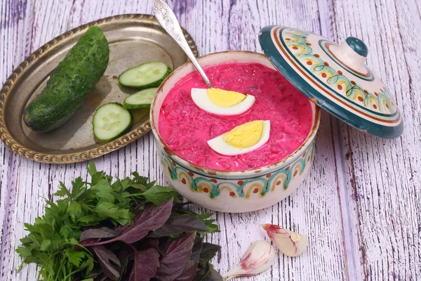 Beetroot soup - cold soup with a beet and egg submitted with gre — Stock Photo, Image