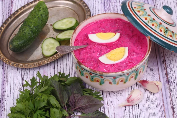 Beetroot soup - cold soup with a beet and egg submitted with gre — Stock Photo, Image