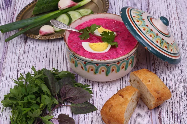 Beetroot soup - cold soup with a beet and egg submitted to a sou — Stock Photo, Image