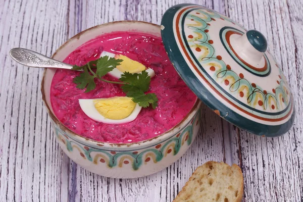 Beetroot soup - cold soup with a beet and egg submitted to a sou — Stock Photo, Image