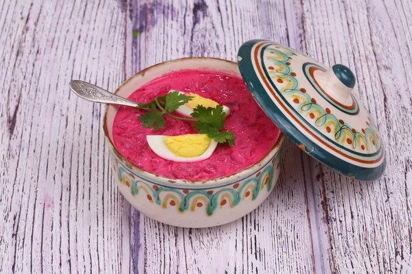 Beetroot soup - cold soup with a beet and egg submitted to a sou — Stock Photo, Image