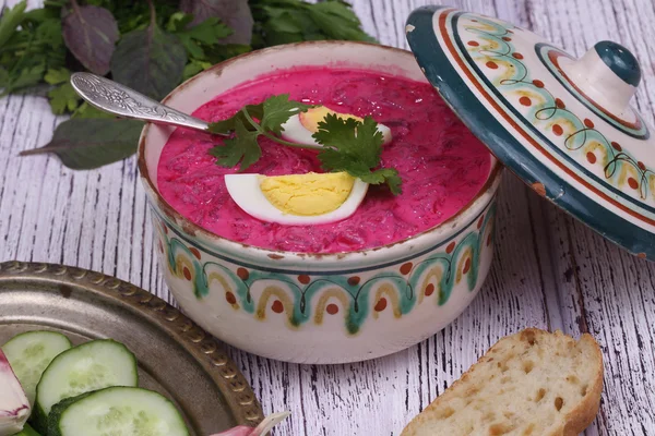 Beetroot soup - cold soup with a beet and egg submitted to a sou — Stock Photo, Image