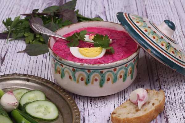 Beetroot soup - cold soup with a beet and egg submitted to a sou — Stock Photo, Image