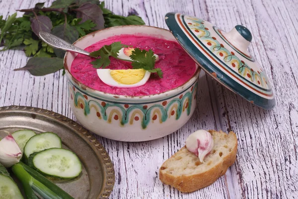 Beetroot soup - cold soup with a beet and egg submitted to a sou — Stock Photo, Image