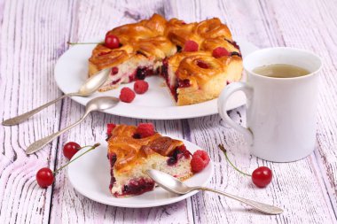 Çay ve pasta dan taze çilek ile natürmort