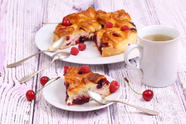 Yeşil çay ve pasta grafiğinden taze çilek