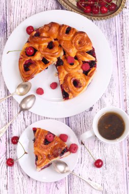 Dilim kirazlı turta ve güzel kokulu çay 