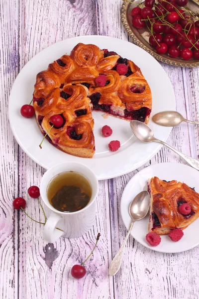 Зеленый чай и пирог из свежих ягод — стоковое фото