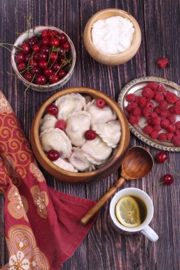   Vareniki ekşi kremalı taze çilek dan bir doldurma ile bir